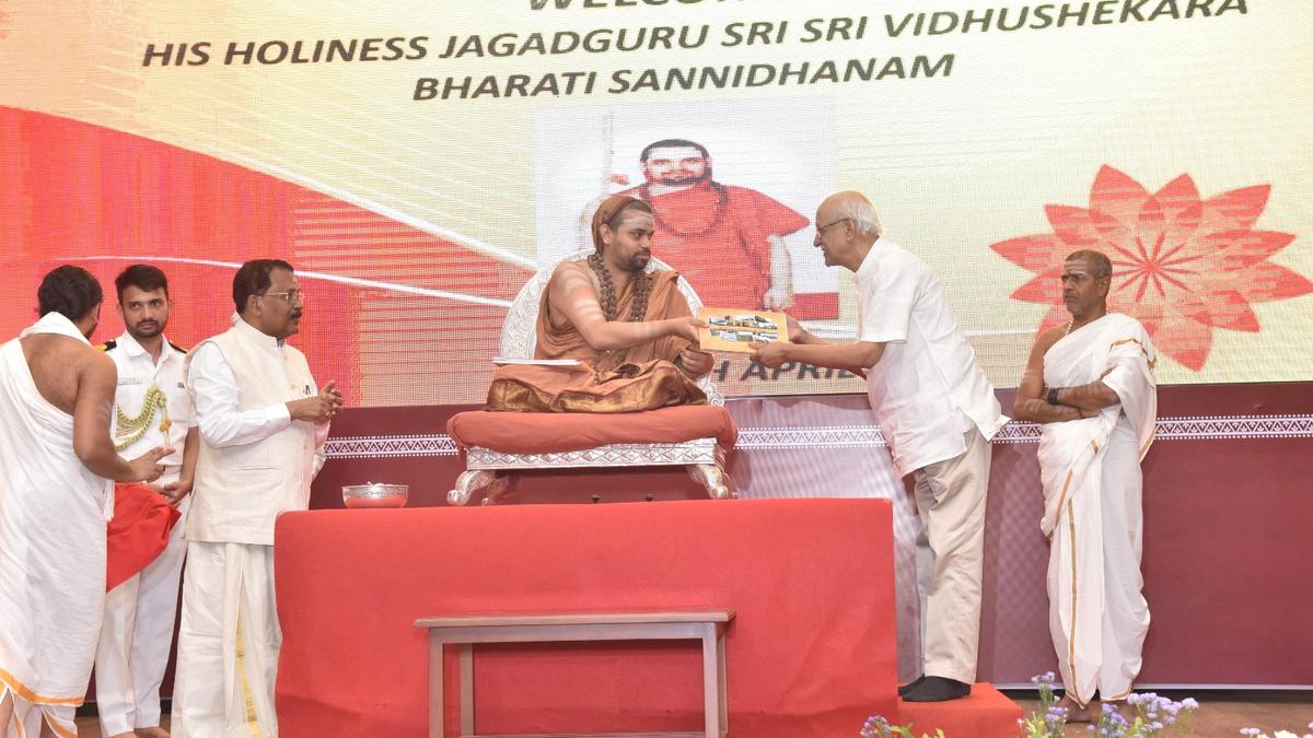 Sringeri seer releases book written by Goa Governor
