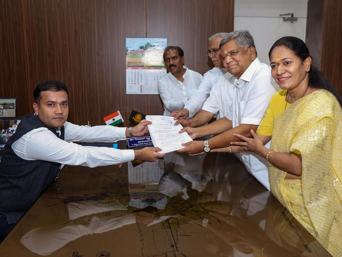 Congress leader Jagadish Shettar filed his nomination papers in Hubli on Wednesday.