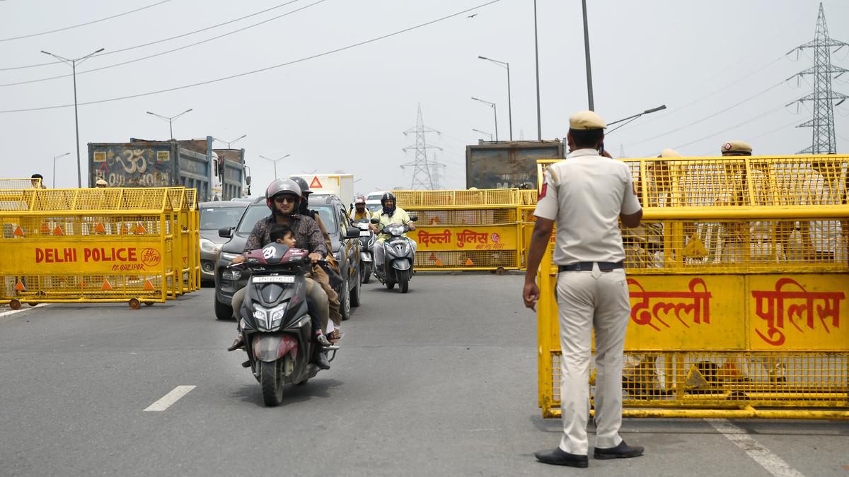 Man attacks female colleague with knife, kills self 