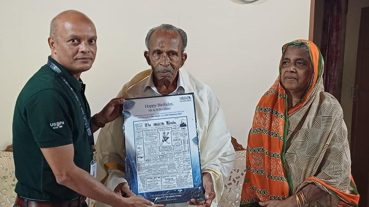 The Hindu felicitates senior news agent