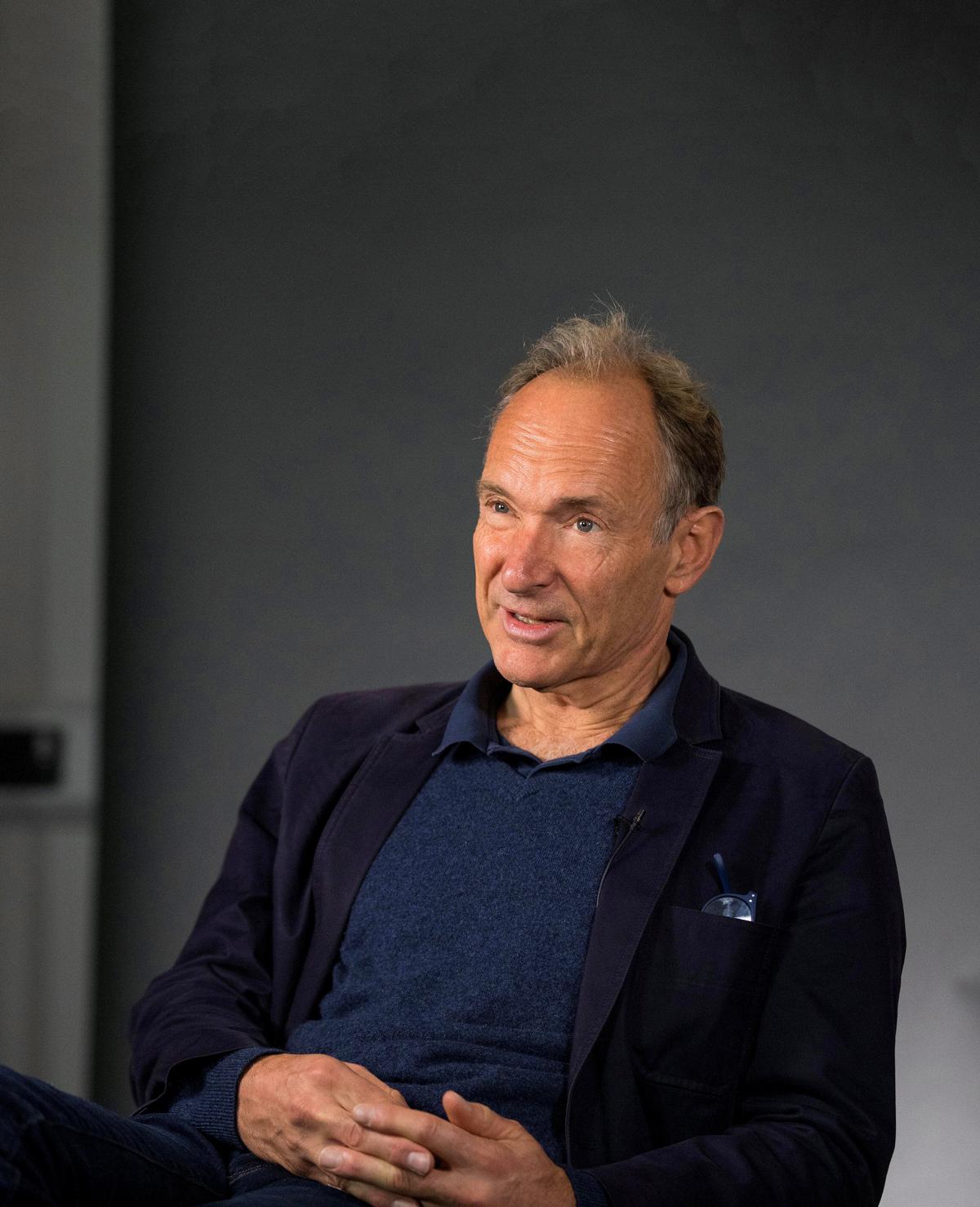 El fundador de World Wide Web, Tim Berners-Lee, habla durante una entrevista antes de un discurso en octubre de 2018. 