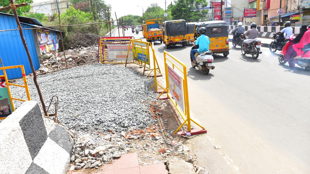 Activists condemn officials for damaging AV Bridge