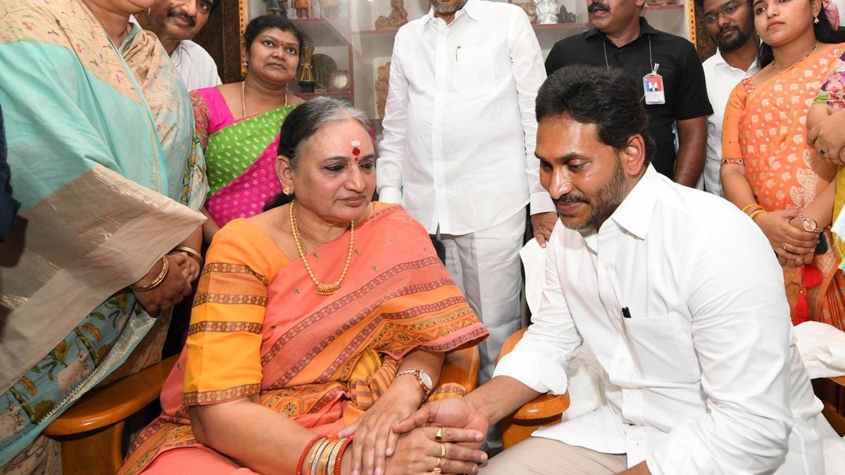 Jagan consoles family members of Palavalasa Rajasekharam