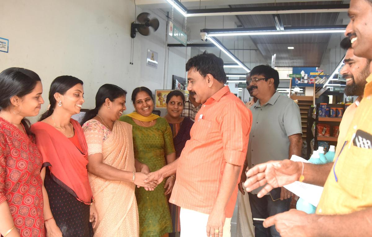 Ramadas Manaleri, candidato ao NDA em Kuttiyadi, encontrando-se com pessoas num hipermercado em Ayanchery.