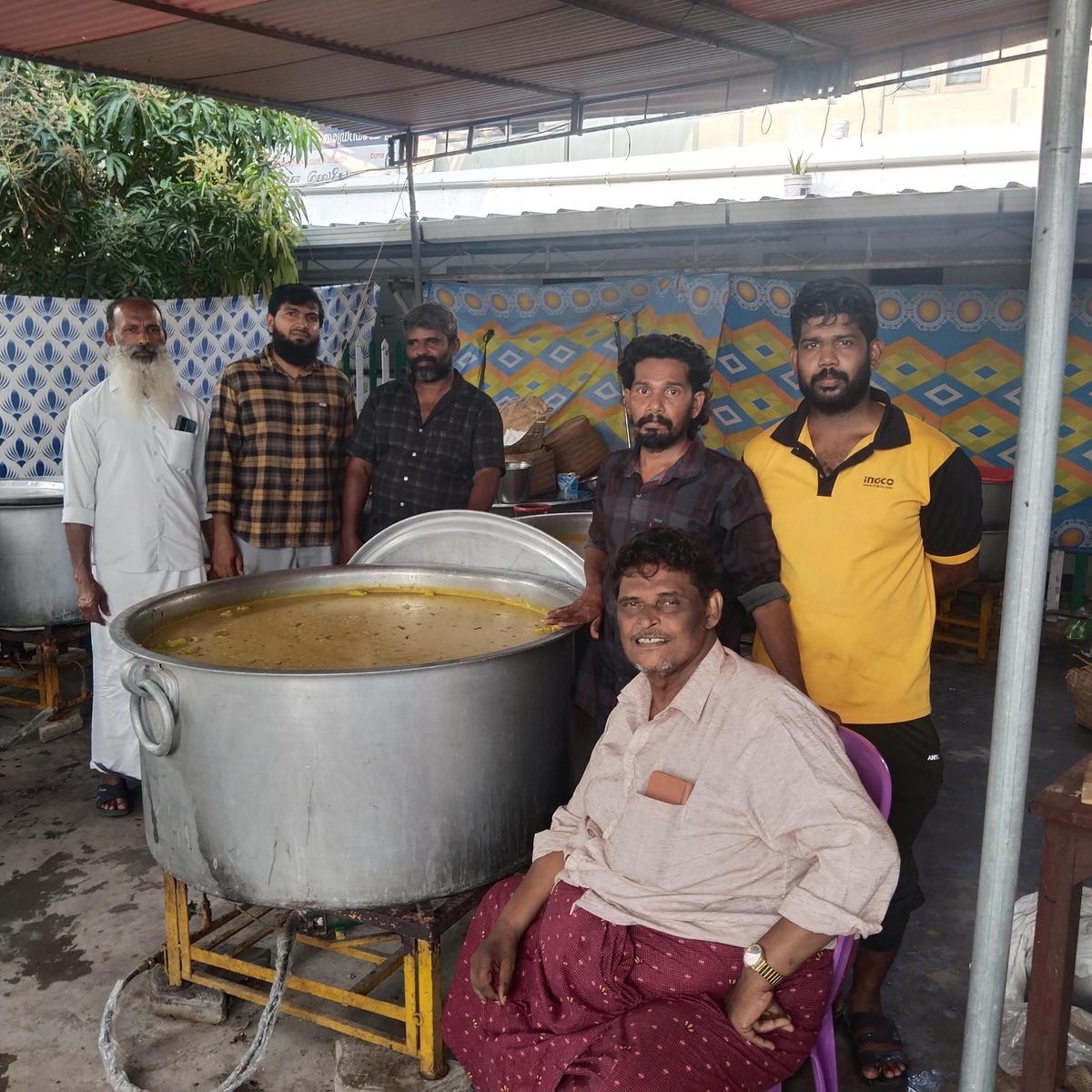 మహీన్ కన్ను (కూర్చున్న) మరియు అతని బృందం పుతేన్‌పల్లి ముస్లిం జమాత్‌లో నోంబు కంజిని సిద్ధం చేస్తోంది