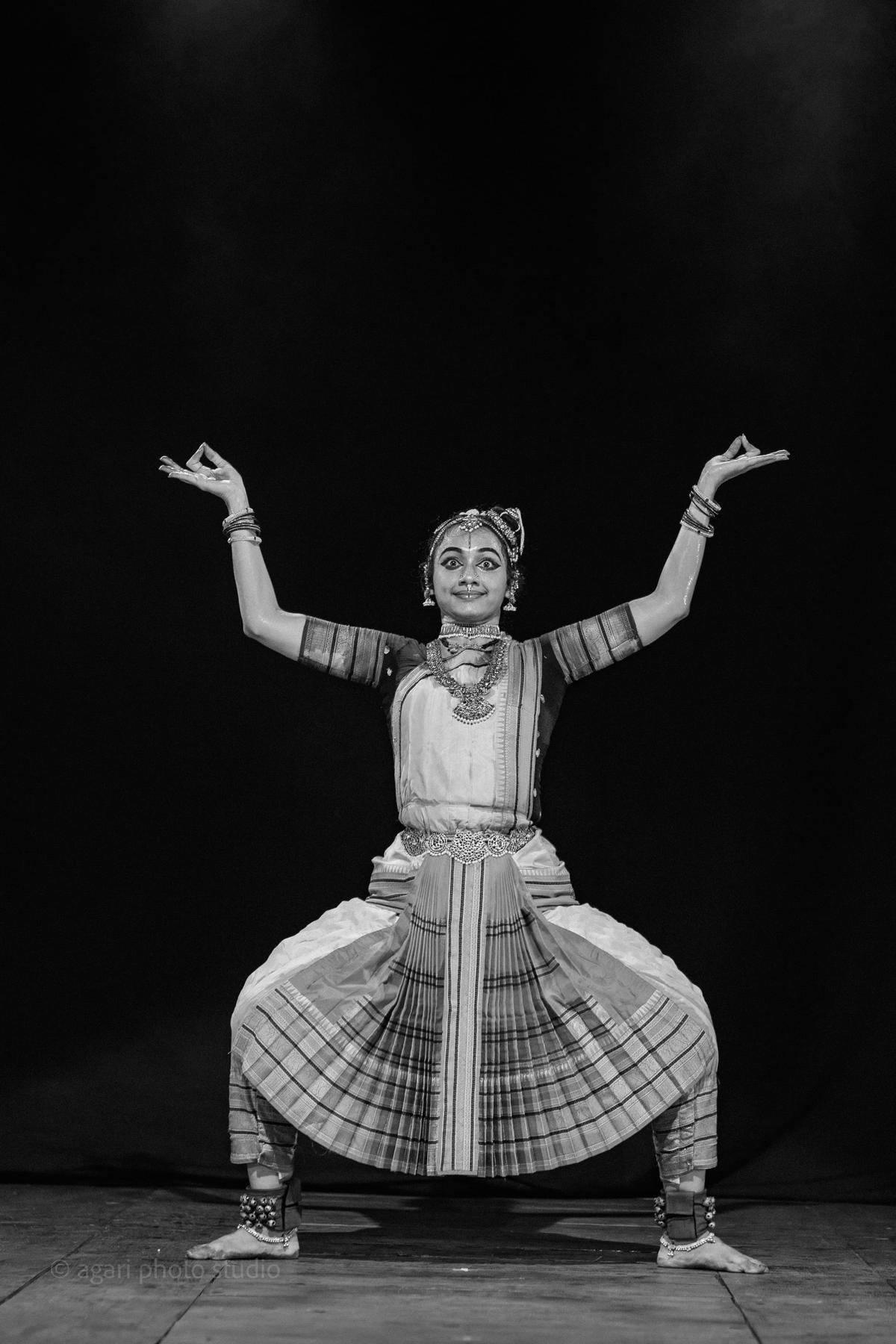 Harinie transported the audience to the temple and streets of Kanchipuram through her engaging portrayal.