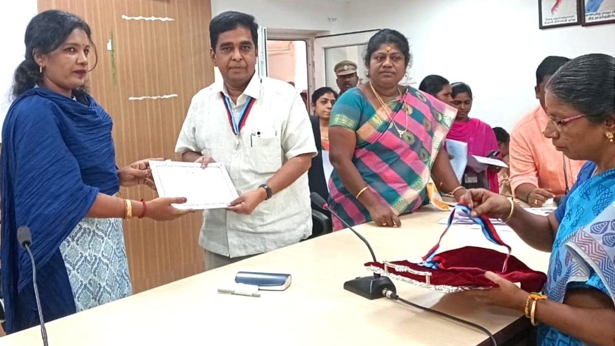 Theni RTO receives silver medal for Flag Day collection