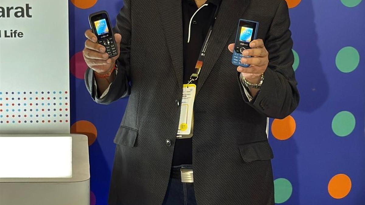 IMC 2024: Reliance Jio Launches JioBharat V3 And V4 4G Feature Phones ...