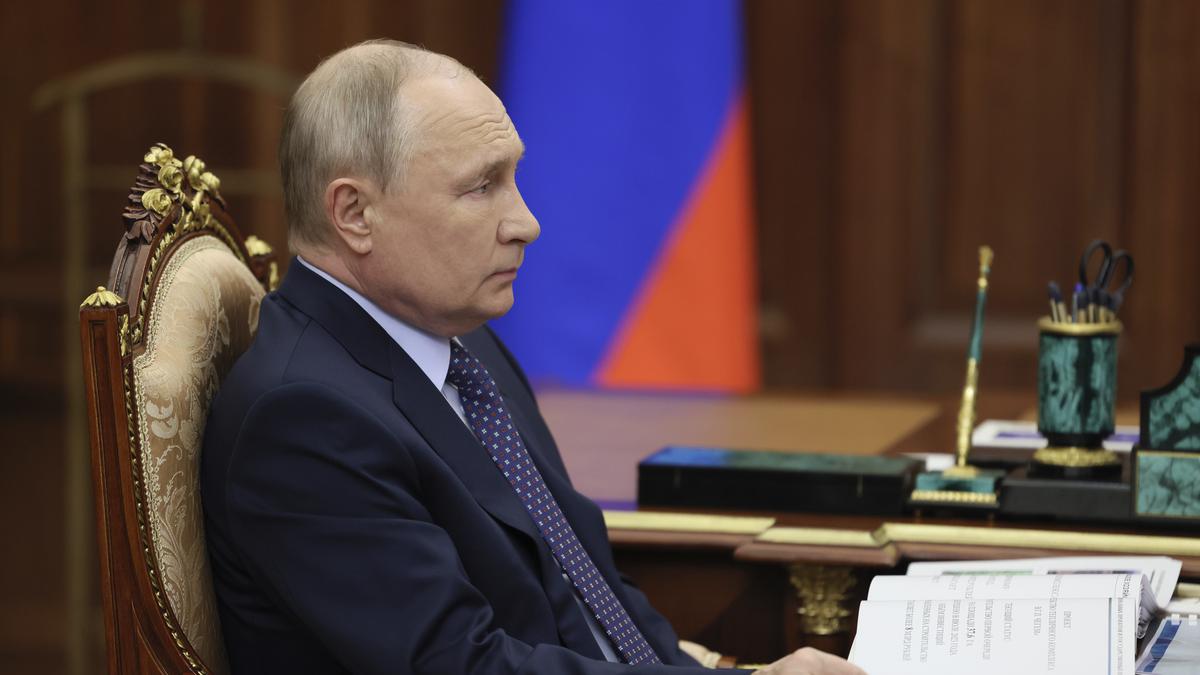 Kremlin rejects speculation that Putin is ill and uses body doubles