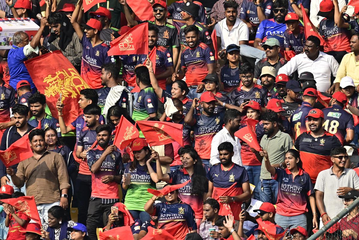 18 अप्रैल, 2026 को बेंगलुरु के एम चिन्नास्वामी स्टेडियम (केएससीए) में रॉयल चैलेंजर्स बेंगलुरु और दिल्ली कैपिटल्स के बीच मैच के दौरान आरसीबी के प्रशंसक। पहले के समय के विपरीत, आईएसएल के मौजूदा सीज़न का एक महत्वपूर्ण हिस्सा आईपीएल के साथ ओवरलैप हो गया है।