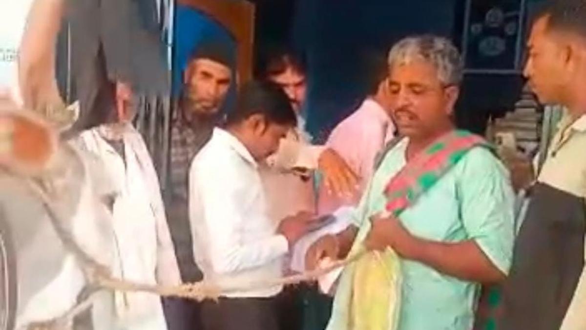Savanur farmer brings bull to govt. office, in lieu of bribe