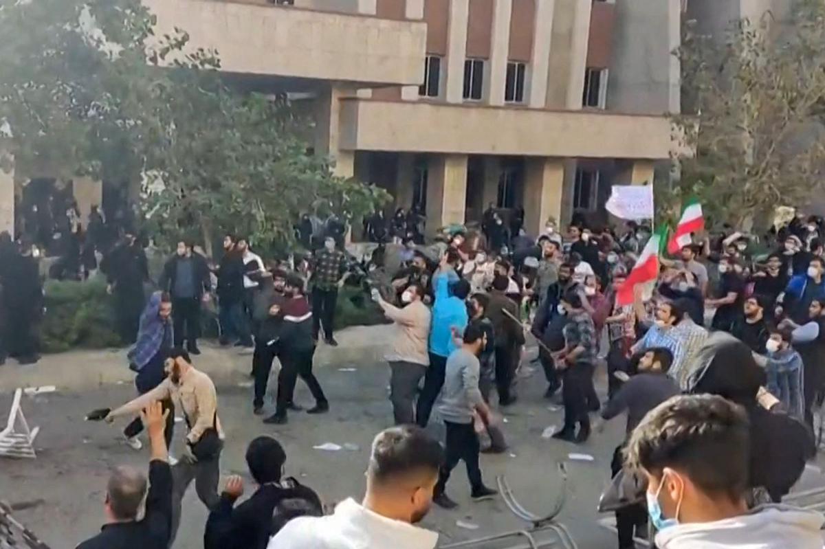 Iran plans public trials for 1,000 protesters in Tehran