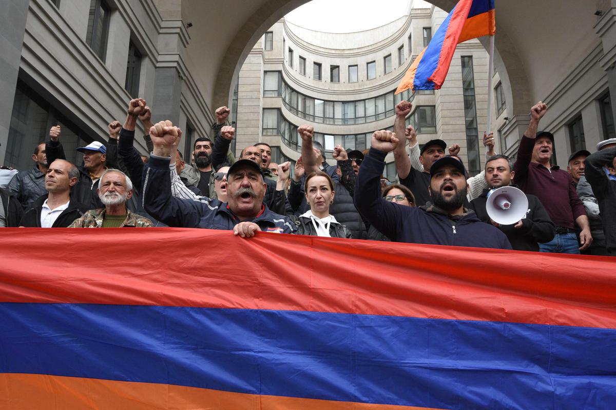 Армения предана россией. Ереван люди. Люди из Еревана. Митинги в Армении 2022. Протесты в Армении 2018.