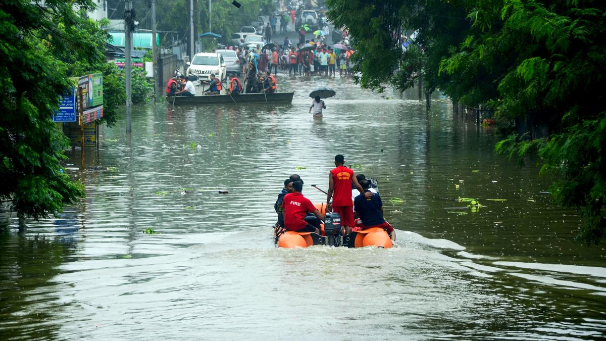 Nagpur rains | Devendra Fadnavis visits affected areas, says plans needed for Nag river and Ambazari lake