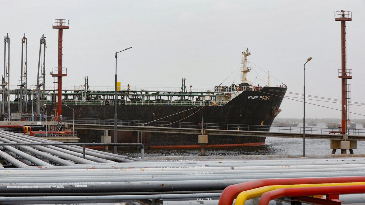 Pakistan seeks oil deal with Russia as energy ministries hold talks: report