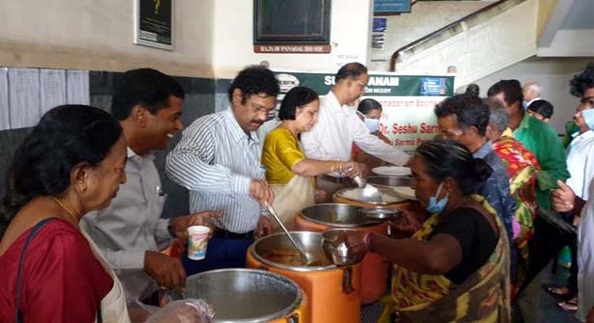 AMCNA’s gesture to attendants of patients at KGH in Visakhapatnam