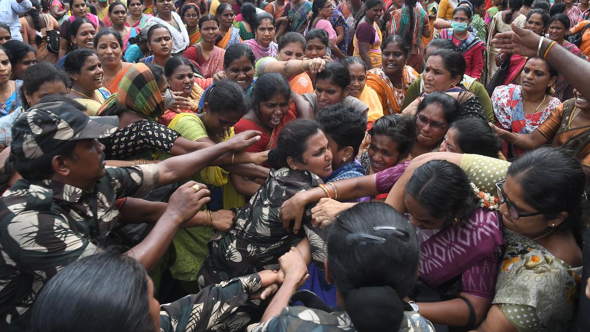 Anganwadi workers and helpers detained during ‘Chalo Vijayawada’ protests