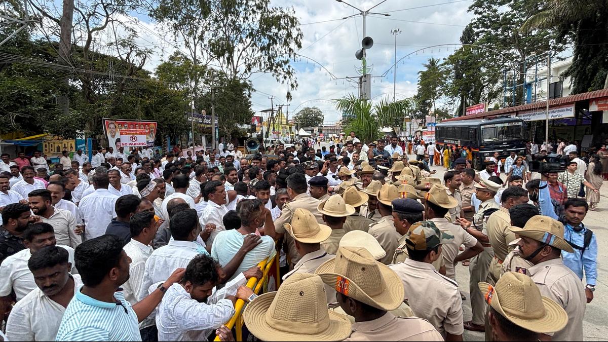 Karnataka: JD(S) leaders protest against Hassan district administration