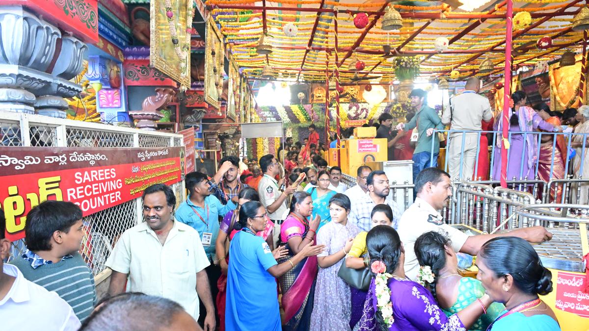 Nearly one lakh devotees throng Kanaka Durga temple for Maha Chandi darshan on Day 7 of Dasara
