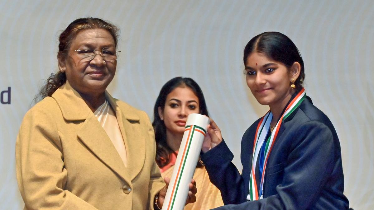 President presents award to 17 children for exceptional achievements in various fields