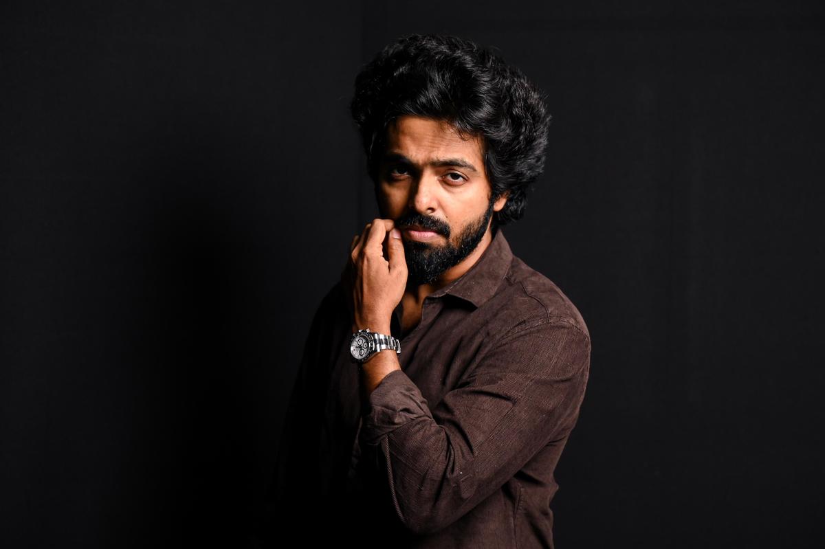 Il compositore musicale e attore GV Prakash durante un'interazione presso l'ufficio indù di Chennai mercoledì 05/11/2025