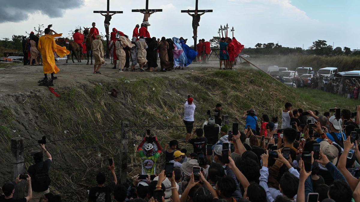 Crucifixions, whippings in Philippines on Good Friday