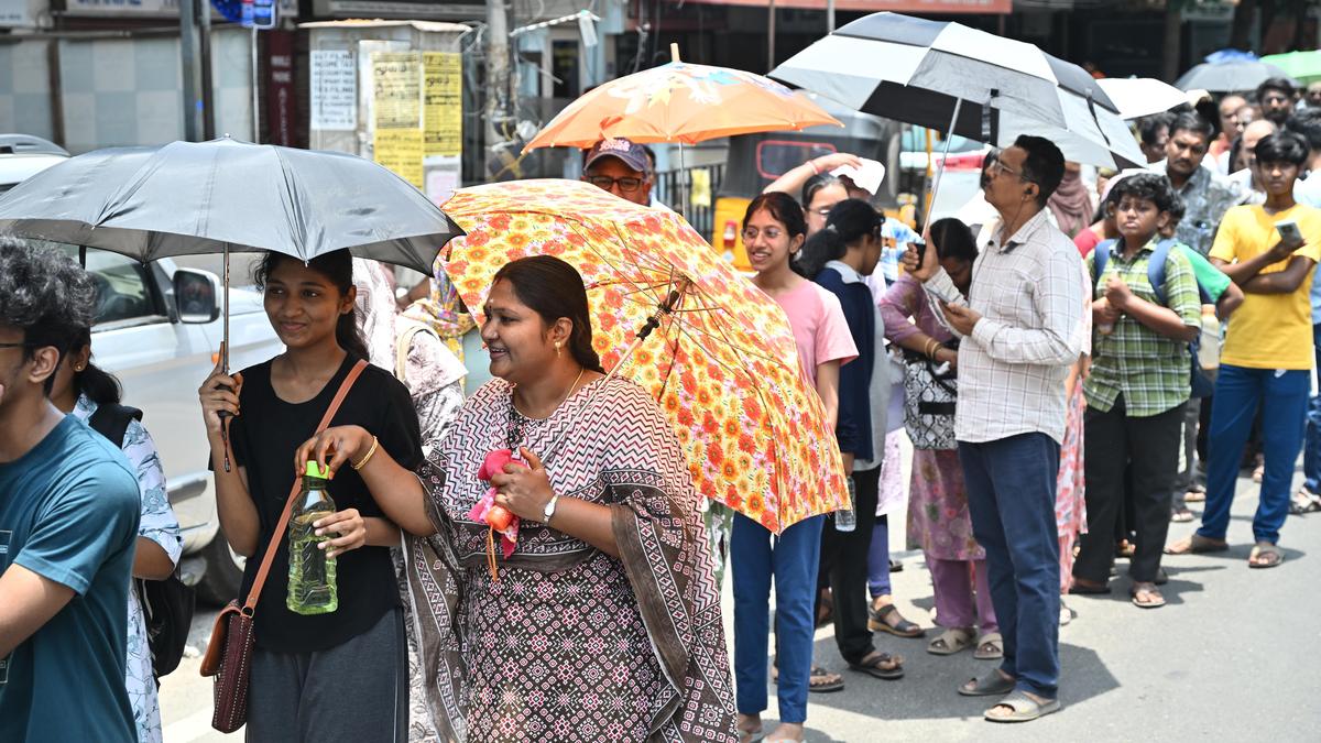 Aspirants find NEET moderately difficult, lengthy; physics paper tough