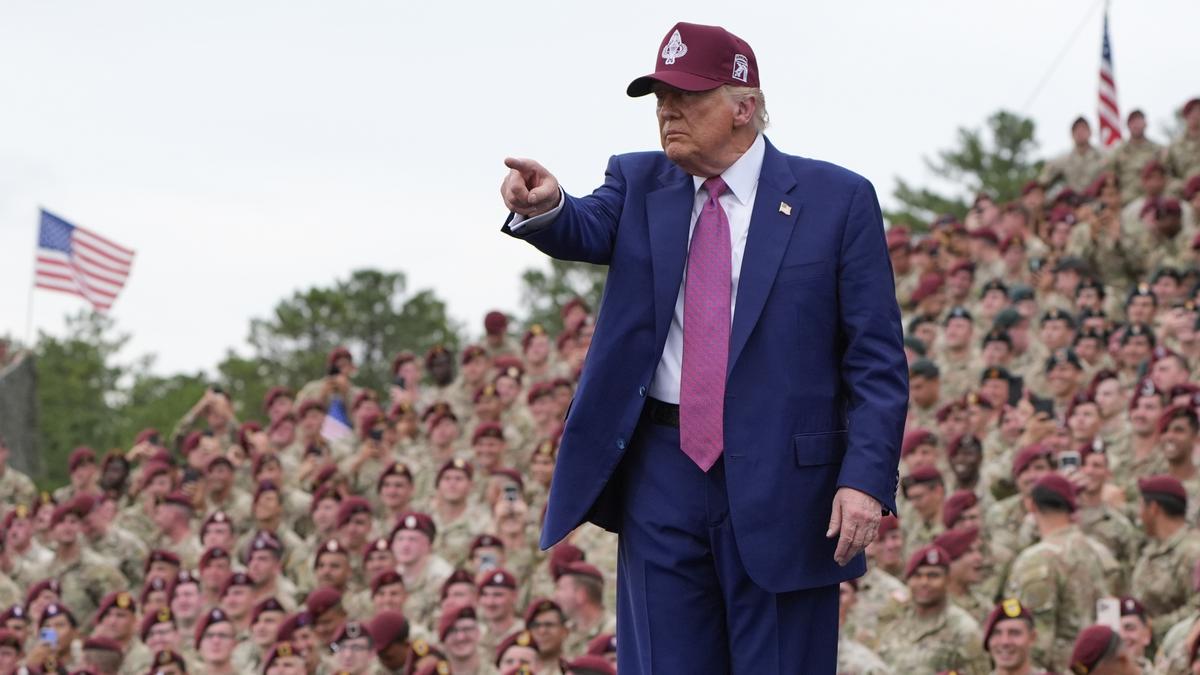 https://th-i.thgim.com/public/incoming/owwi3g/article69680646.ece/alternates/LANDSCAPE_1200/Trump_Military_07765.jpg