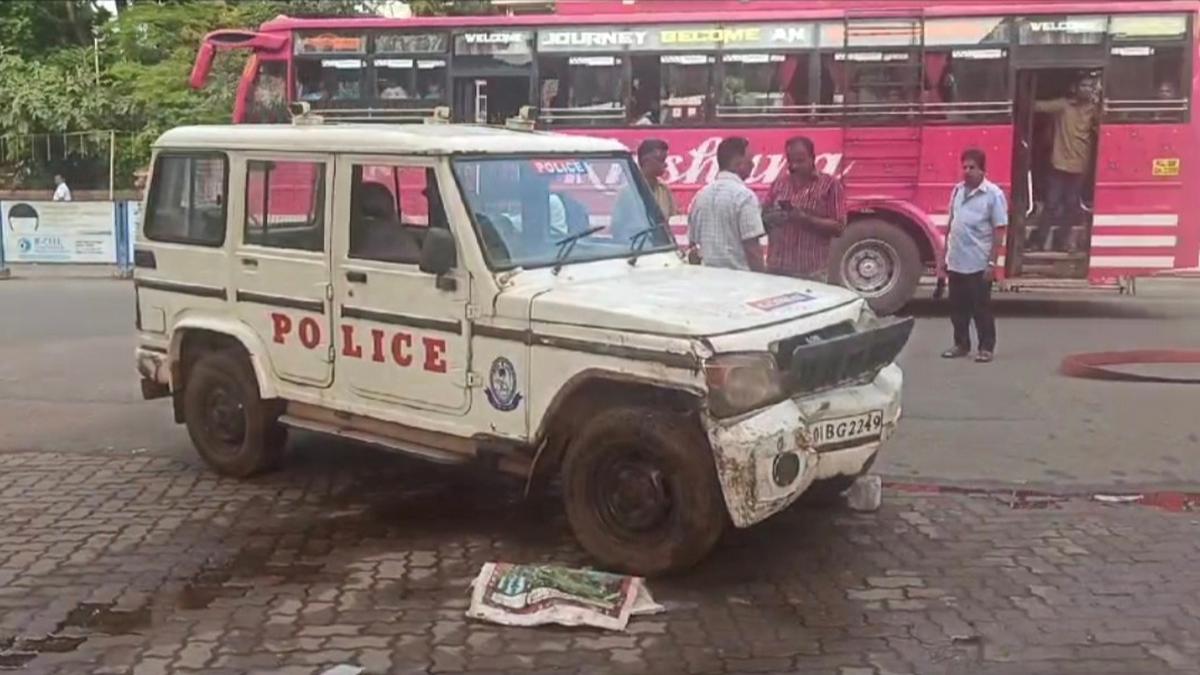 Speeding police vehicle crashes into petrol pump in Kannur; one vehicle and fuel dispenser damaged