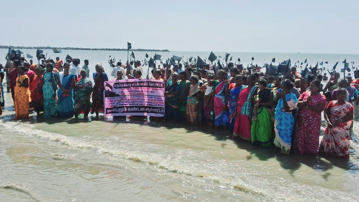 Fisherfolk stage protest near Vedaranyam over delay in fishing harbour project