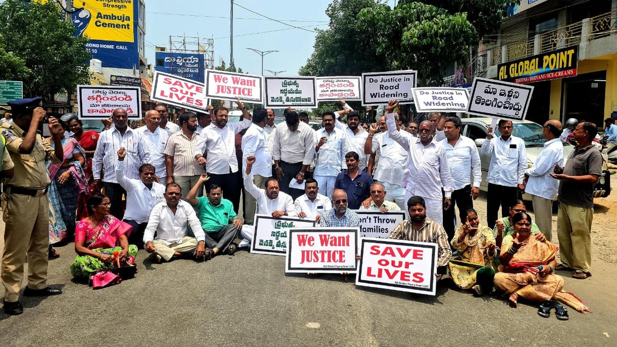Tumkunta residents protest Rajiv Rahadari road-widening plan