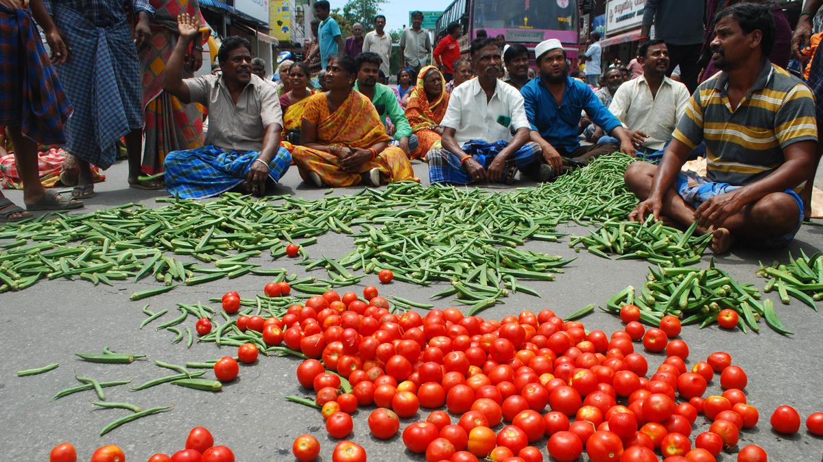 Traders in Erode stage road blockade over shifting of weekly market