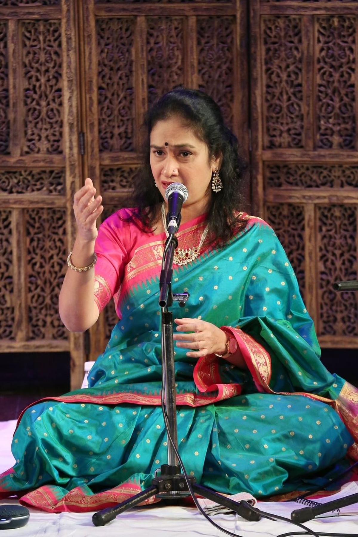 La discepola anziana, Arati Thakur Kundalkar, ha presentato alcune delle composizioni del suo guru