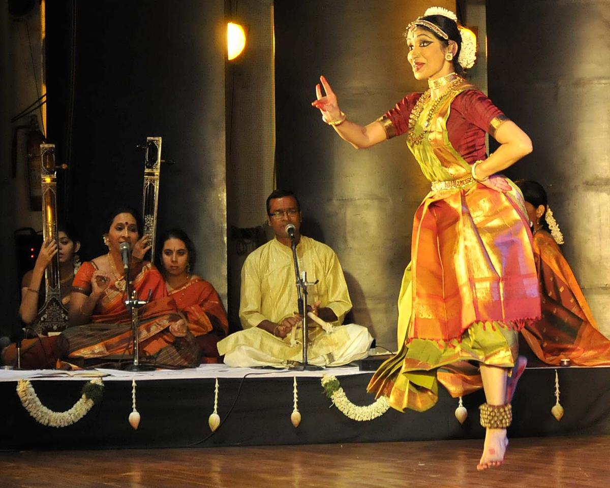 मशहूर कर्नाटक गायक बॉम्बे जयश्री के साथ नृत्यांगना अलारमेल वल्ली प्रस्तुति दे रही हैं। मशहूर कर्नाटक गायक बॉम्बे जयश्री के साथ नृत्यांगना अलारमेल वल्ली प्रस्तुति दे रही हैं।