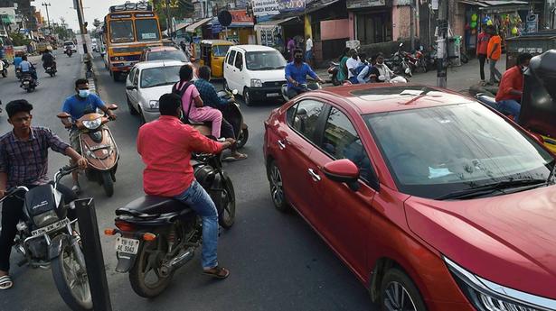 Murungapakkam junction at Puducherry-Cuddalore road turns into a traffic bottleneck