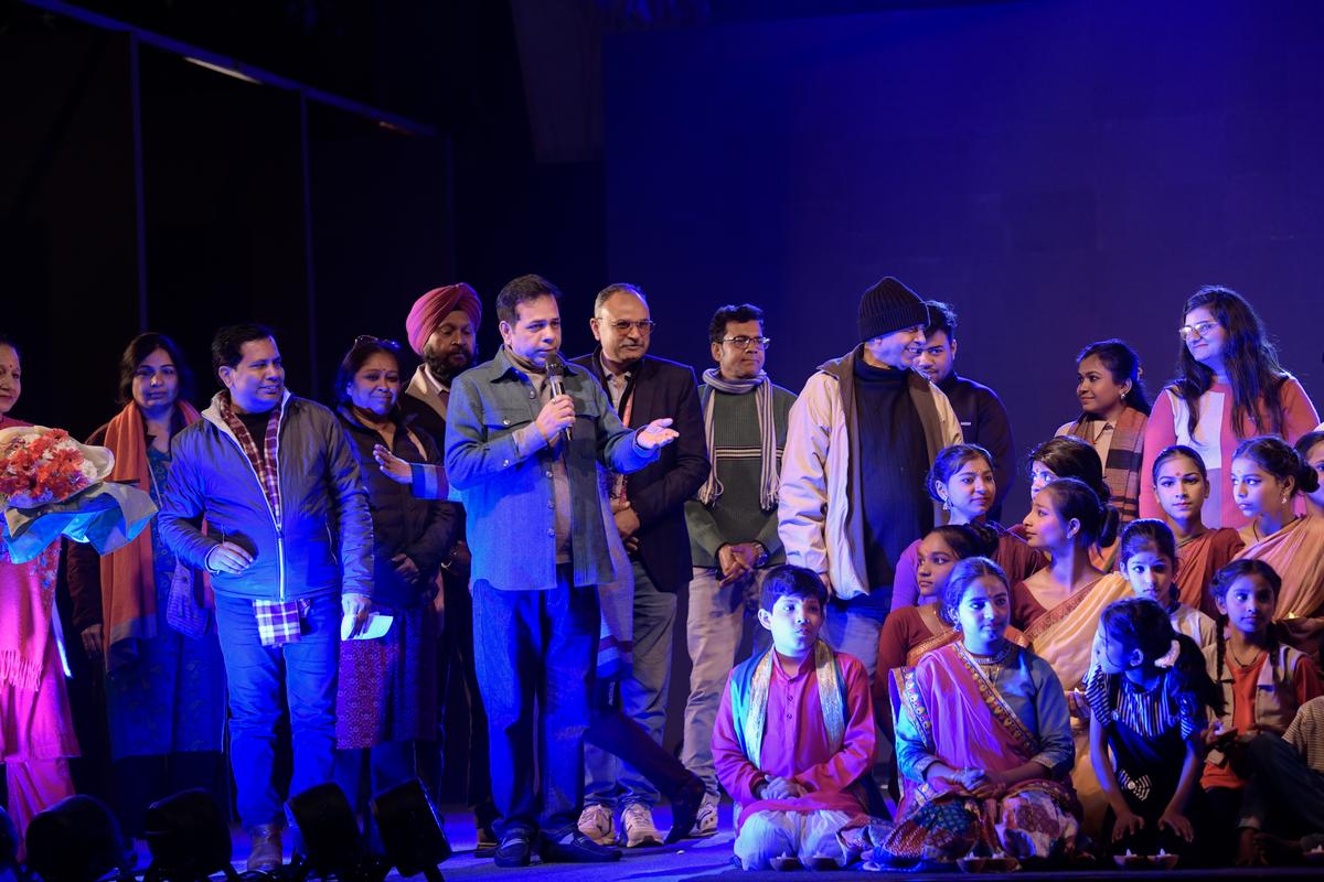 Chittranjan Tripathy dirigindo-se a jovens atores