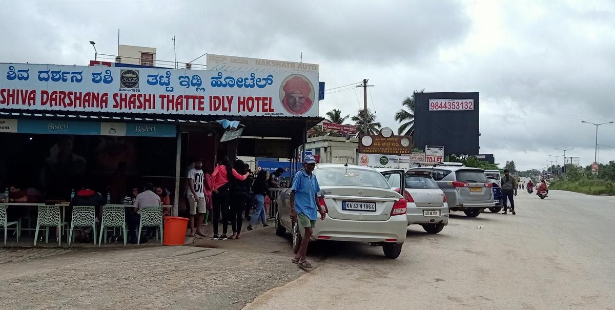 Een thatte idli hotel op de snelweg Bengaluru-Mysuru.