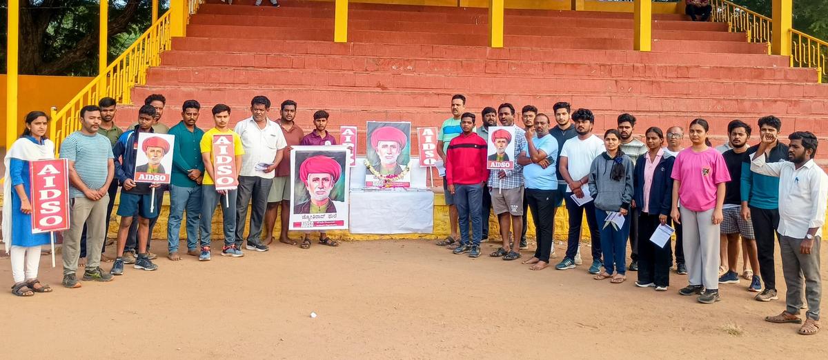 AIDSO activists taking part in the 135th death anniversary of social reformer Mahatma Jyotirao Phule in Ballari on Friday.