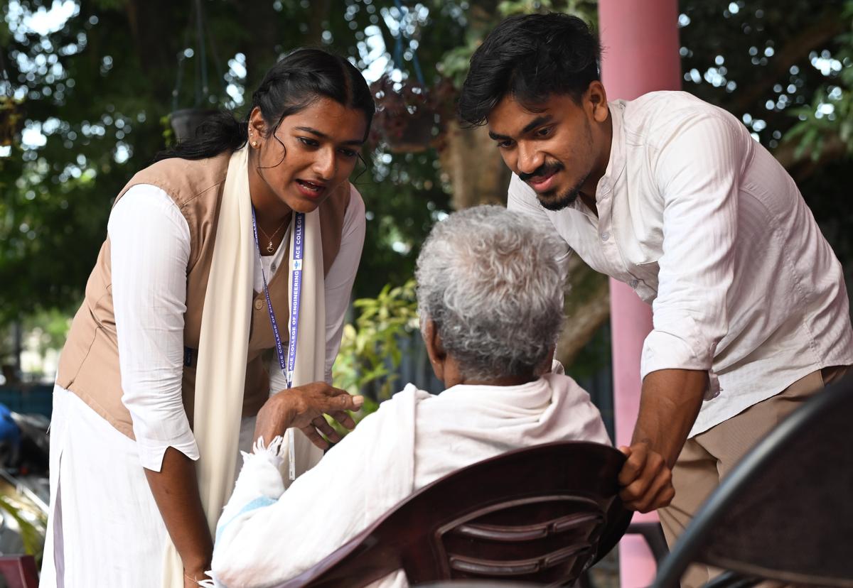 Students interact with a patient at Pallium India, Thiruvananthapuram.