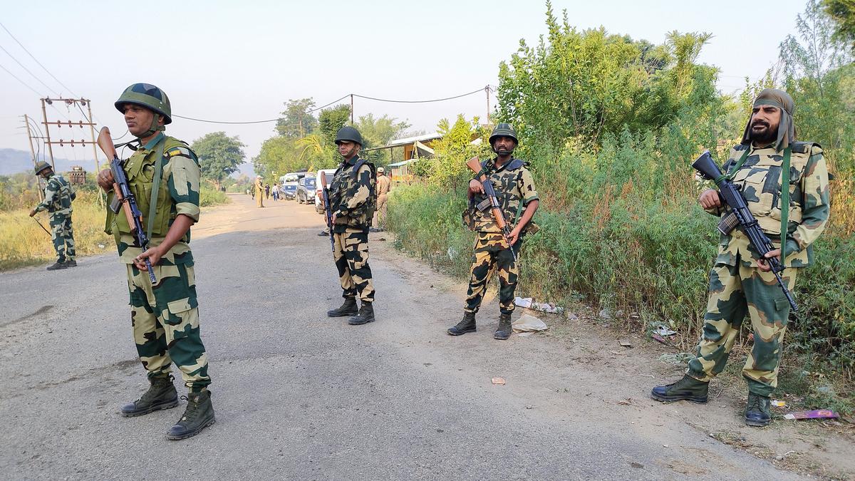 कठुआ में आतंकी हमले के बाद सुरक्षा कड़ी, पैरा कमांडो...

Security tightened after terrorist attack in Kathua, para commando...