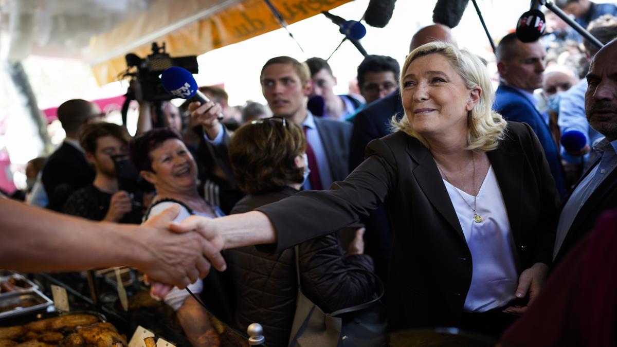 French presidential campaign spotlights Muslim headscarves