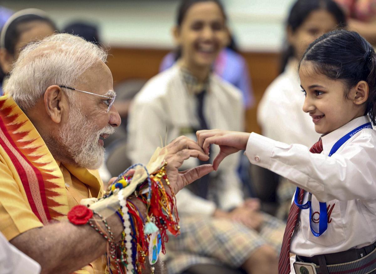 n Bu görüntü Başbakan Narendra Modi, 9 Ağustos 2025'te Raksha Bandhan Festival Kutlamaları sırasında bir çocukla etkileşime girer. n Bu görüntü Başbakan Narendra Modi, 9 Ağustos 2025'te Raksha Bandhan Festival Kutlamaları sırasında bir çocukla etkileşime girer.