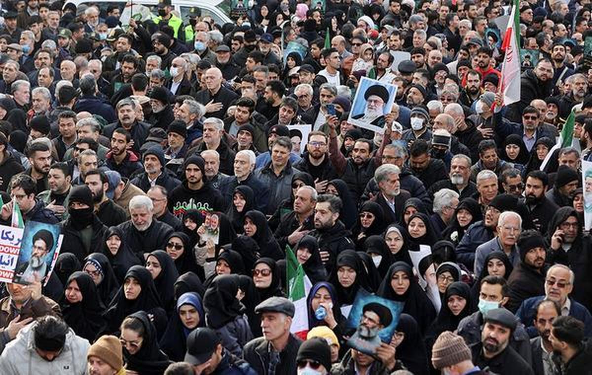 La gente asiste al funeral de las fuerzas de seguridad que murieron en las protestas que estallaron por el colapso del valor de la moneda en Teherán, Irán, el 14 de enero de 2026. La gente asiste al funeral de las fuerzas de seguridad que murieron en las protestas que estallaron por el colapso del valor de la moneda en Teherán, Irán, el 14 de enero de 2026.