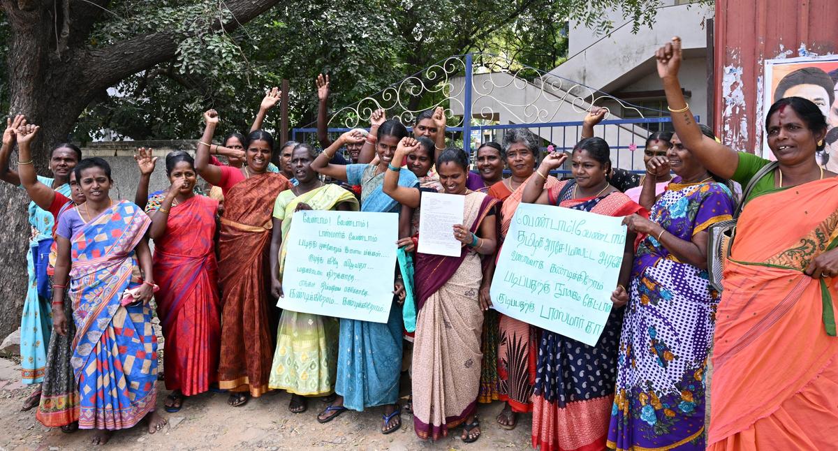 Lunedì i residenti di Bethel Nagar presso il Collectorate di Tirunelveli. 