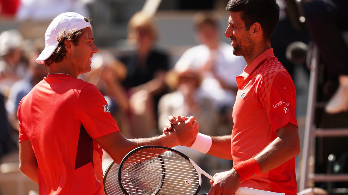 Djokovic se bat pour le deuxième tour de Roland-Garros, Alcaraz attend