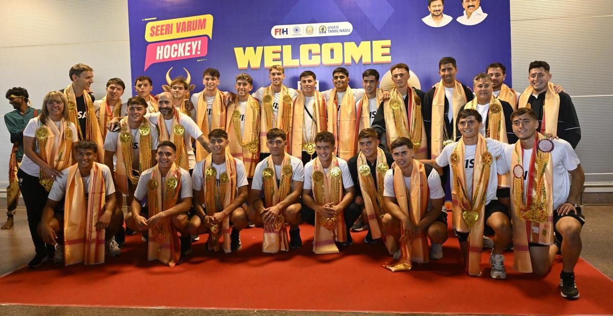 Tim hoki putra Argentina setibanya di bandara Chennai untuk Piala Dunia putra junior FIH pada Rabu, 19 November 2025.