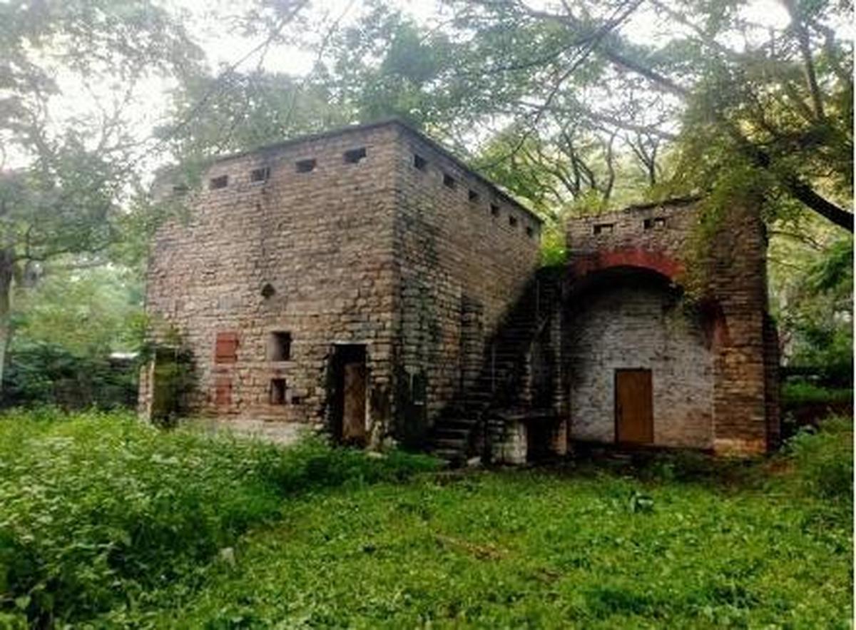 A picture of the outpost before the restoration.