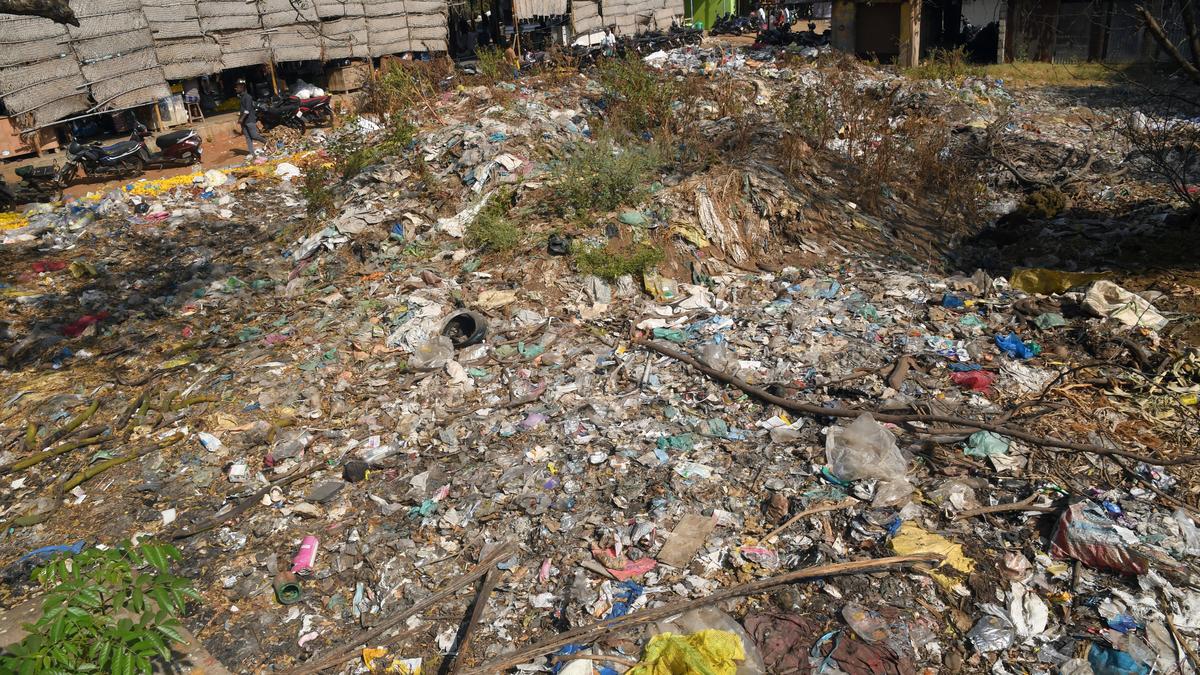 Garbage presents an unsightly picture all over Usilampatti