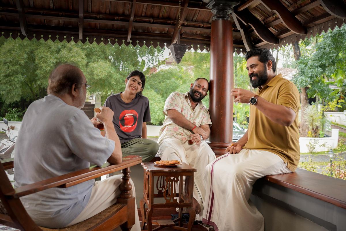 सर्वम माया से एक दृश्य