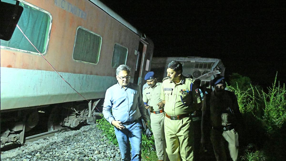 https://th-i.thgim.com/public/incoming/p7o6ud/article68745063.ece/alternates/LANDSCAPE_1200/MYSURU%20DARBANGA%20EXPRESS%20TRAIN%20FIRE%20ACCIDENT%20COACHES%20DERAILED_39.jpg